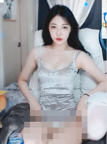 nu streamer gay soc khi bat ngo keo vay khoe noi y ngay tren song dspl nnnn nu streamer gay soc khi bat ngo keo vay khoe noi y ngay tren song dspl nnnn
