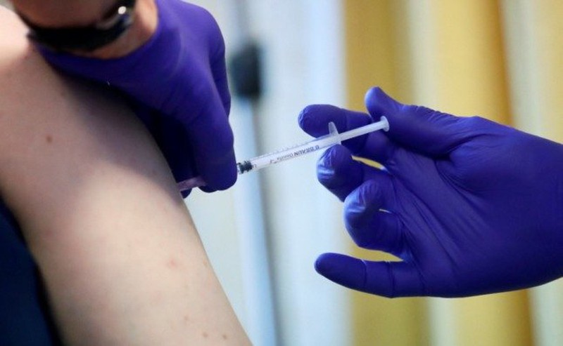 dung canh tay gia lua nhan vien y te de tiem vaccine covid19 dspl1 dung canh tay gia lua nhan vien y te de tiem vaccine covid19 dspl1
