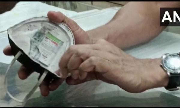 quay cop thoi co vy mot thi sinh an do bi phat hien deo khau trang gan du the sim micro dspl