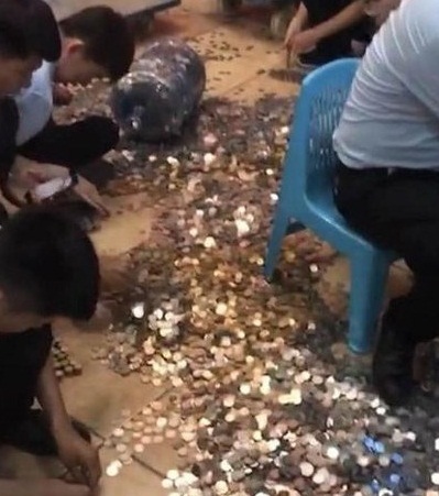 nguoi ban hang rong vac 20 binh tien xu di mua can ho dspl 3