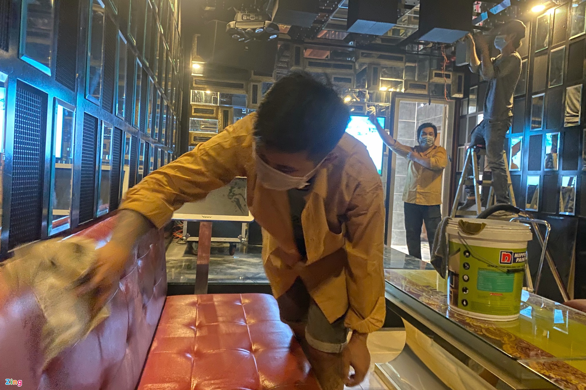 karaoke o tphcm dung phong cach ly khu khuan cho mo cua 111