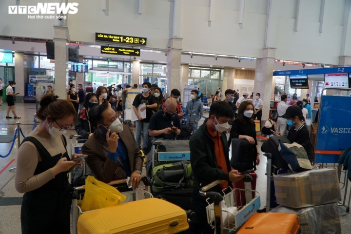nguoi dan un un roi tp hcm ve que an tet san bay tan son nhat dong nghit dspl 4 nguoi dan un un roi tp hcm ve que an tet san bay tan son nhat dong nghit dspl 4