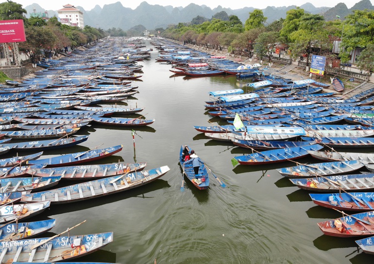 ha noi chua huong bat ngo mo cua don du khach dspl