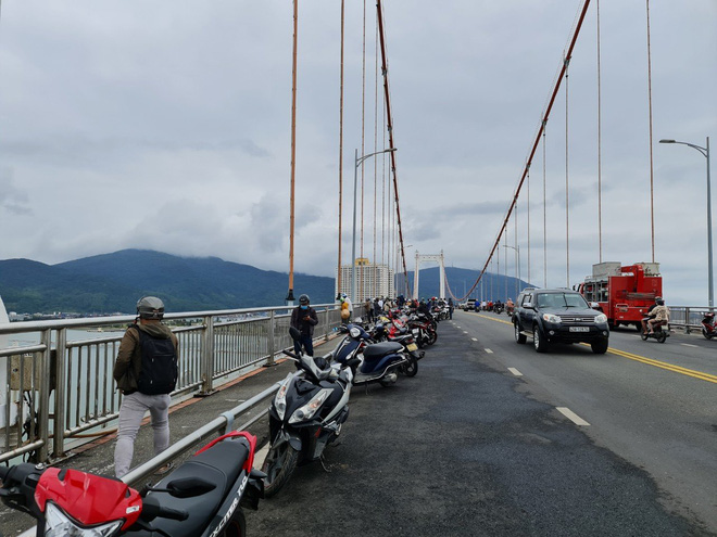 nguoi dan ong dinh nhay cau thuan phuoc tu tu tu 9h sang nho nguoi than mua do an trua xong nhung van khong tu bo y dinh 2 nguoi dan ong dinh nhay cau thuan phuoc tu tu tu 9h sang nho nguoi than mua do an trua xong nhung van khong tu bo y dinh 2
