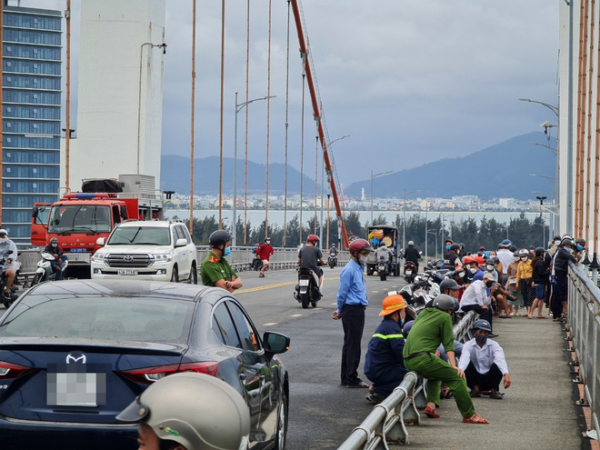 nguoi dan ong dinh nhay cau thuan phuoc tu tu tu 9h sang nho nguoi than mua do an trua xong nhung van khong tu bo y dinh 4 nguoi dan ong dinh nhay cau thuan phuoc tu tu tu 9h sang nho nguoi than mua do an trua xong nhung van khong tu bo y dinh 4
