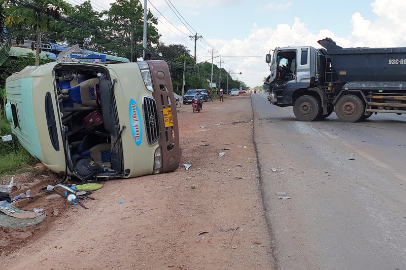 o to khach va xe ben dau dau hang chuc nguoi keu cuu trong hoang loan dspl