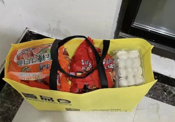 bo shipper 700 ngan van bi che keo kiet co gai uat uc nhay lau tu tu bo shipper 700 ngan van bi che keo kiet co gai uat uc nhay lau tu tu