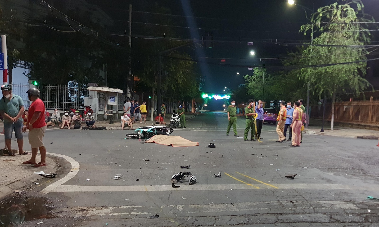 o to 7 cho bo chay sau tai nan khien 2 nguoi thuong vong luc rang sang12 o to 7 cho bo chay sau tai nan khien 2 nguoi thuong vong luc rang sang12