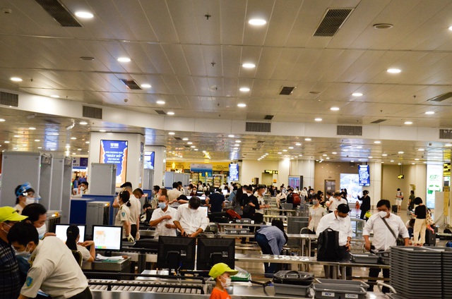 khach den san bay noi bai tang ky luc 102 dspl