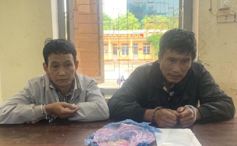 bat 2 doi tuong giau heroin trong guong chieu hau xe may dspl bat 2 doi tuong giau heroin trong guong chieu hau xe may dspl