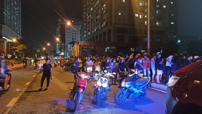 dang di cung ban gai nam thanh nien dung xe nhay cau o binh thanh dspl 2 dang di cung ban gai nam thanh nien dung xe nhay cau o binh thanh dspl 2