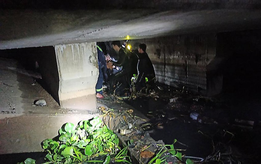 dang di cung ban gai nam thanh nien dung xe nhay cau o binh thanh dspl 3 dang di cung ban gai nam thanh nien dung xe nhay cau o binh thanh dspl 3