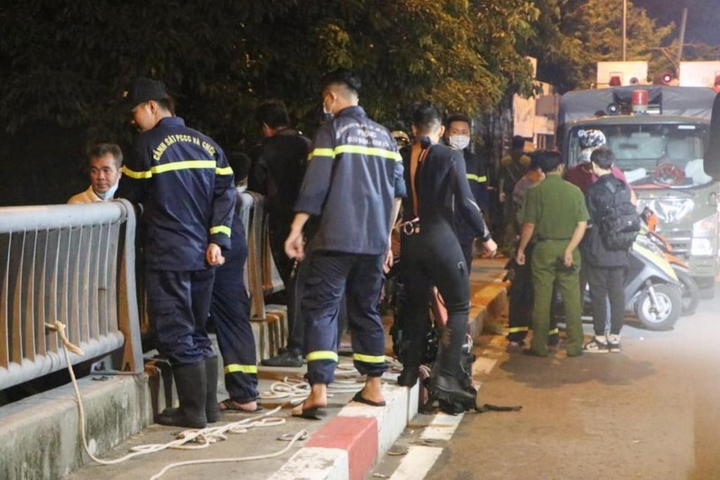 dang di cung ban gai nam thanh nien dung xe nhay cau o binh thanh dspl dang di cung ban gai nam thanh nien dung xe nhay cau o binh thanh dspl