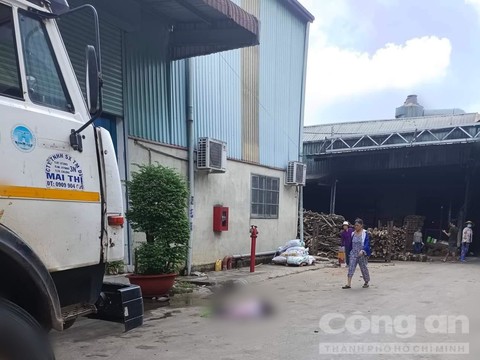 ngoi nghi mat sau duoi xe tai mot phu nu ban ve so bi xe tai lui can tu vong dspl ngoi nghi mat sau duoi xe tai mot phu nu ban ve so bi xe tai lui can tu vong dspl