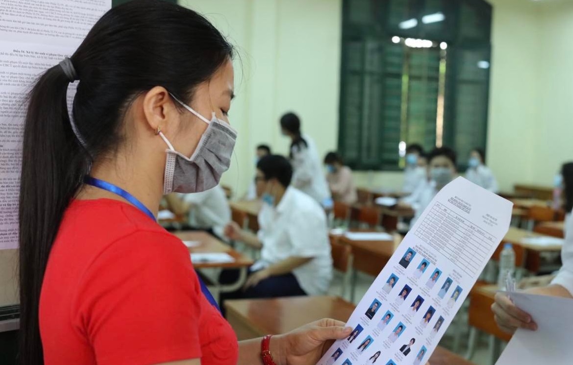 ha noi bat ngo cu ong 82 tuoi du thi tot nghiep dspl ha noi bat ngo cu ong 82 tuoi du thi tot nghiep dspl