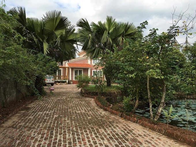 hai can biet thu tien ty cua dien vien hong dang 10