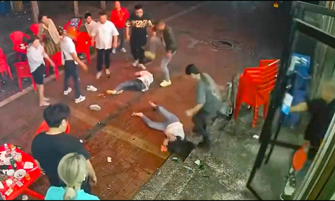 trung quoc chan dong vu nhom dan ong danh dap phu nu da man tai quan andsp trung quoc chan dong vu nhom dan ong danh dap phu nu da man tai quan andsp