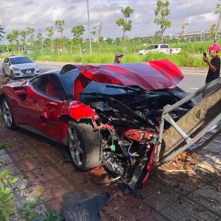 ha noi sieu xe ferrari vo nat dau sau cu tong vao goc cay ven duong 1 ha noi sieu xe ferrari vo nat dau sau cu tong vao goc cay ven duong 1