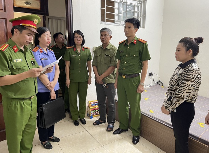 nguoi phu nu ra chieu qua mat ngan hang rut hang chuc trieu dong dspl nguoi phu nu ra chieu qua mat ngan hang rut hang chuc trieu dong dspl