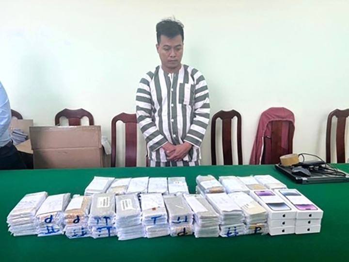 khoi to nguoi van chuyen trai phep lo iphone tri gia gan 10 ty 1 khoi to nguoi van chuyen trai phep lo iphone tri gia gan 10 ty 1