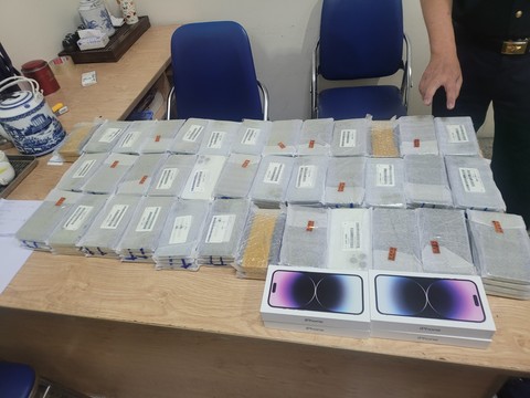 khoi to nguoi van chuyen trai phep lo iphone tri gia gan 10 ty 2 khoi to nguoi van chuyen trai phep lo iphone tri gia gan 10 ty 2