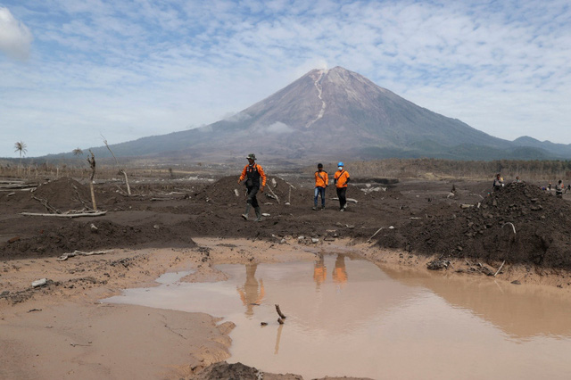nui lua semeru o indonesia phun trao tao ra cot tro bui cao gan 2km 8 nui lua semeru o indonesia phun trao tao ra cot tro bui cao gan 2km 8