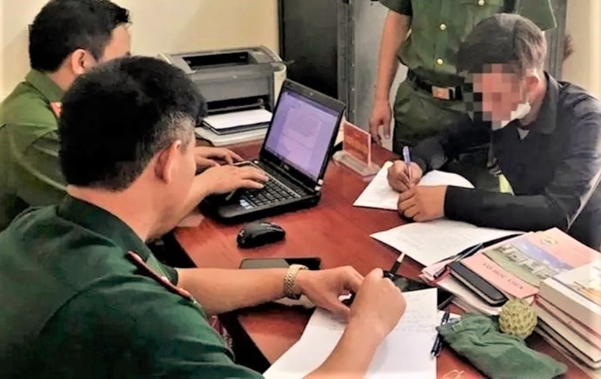 xu phat 45 trieu dong nguoi cha treo con gai len tran nha danh dspl xu phat 45 trieu dong nguoi cha treo con gai len tran nha danh dspl