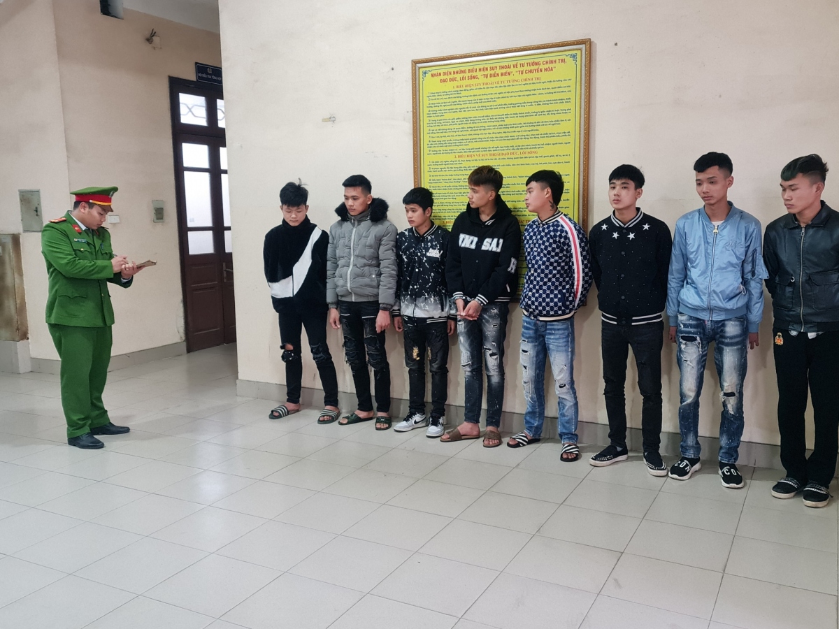 bat tam giam thanh nien dong ong gia noel boc dau xe may o thai nguyen 1 bat tam giam thanh nien dong ong gia noel boc dau xe may o thai nguyen 1