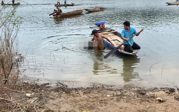 binh phuoc cheo xuong qua long ho tham ray hai cha con gap nan dspl binh phuoc cheo xuong qua long ho tham ray hai cha con gap nan dspl