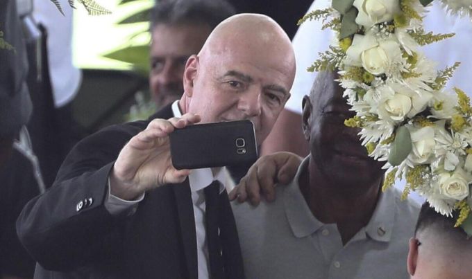 chu tich fifa gay tranh cai vi selfie canh linh cuu pele dspl chu tich fifa gay tranh cai vi selfie canh linh cuu pele dspl