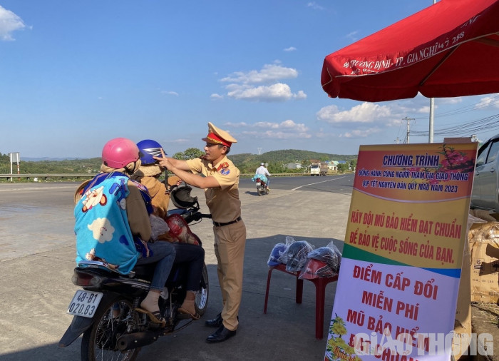 csgt dak nong tiep suc de nguoi dan ve que don tet an toan 1 csgt dak nong tiep suc de nguoi dan ve que don tet an toan 1