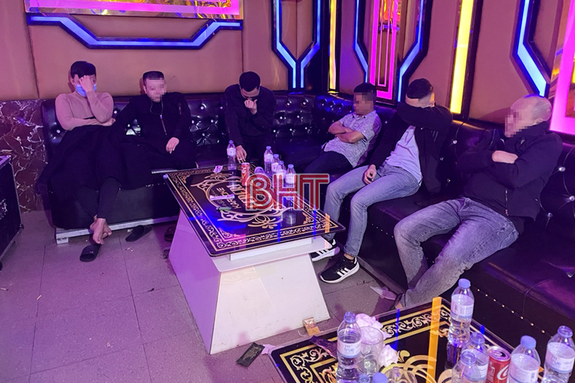 phat hien nhieu nu nhan vien mua thoat y phuc vu khach tai quan karaoke dspl5 phat hien nhieu nu nhan vien mua thoat y phuc vu khach tai quan karaoke dspl5