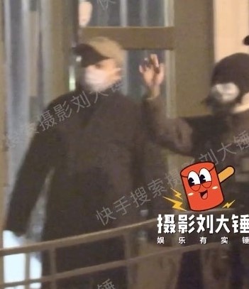 anh hen ho cua chau tan va nam ca si kem 13 tuoi 1 anh hen ho cua chau tan va nam ca si kem 13 tuoi 1