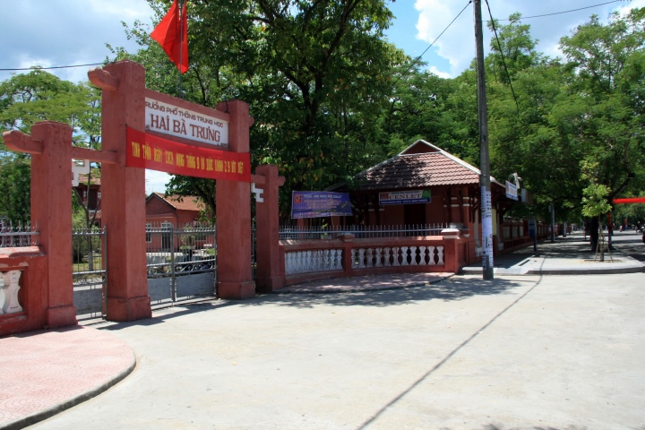 ky luat co giao trong clip bi nam dong nghiep khoa tay duoi khoi lop dspl1