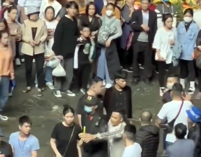 danh bao ve chua huong 2 du khach bi tam giu hinh su2 danh bao ve chua huong 2 du khach bi tam giu hinh su2