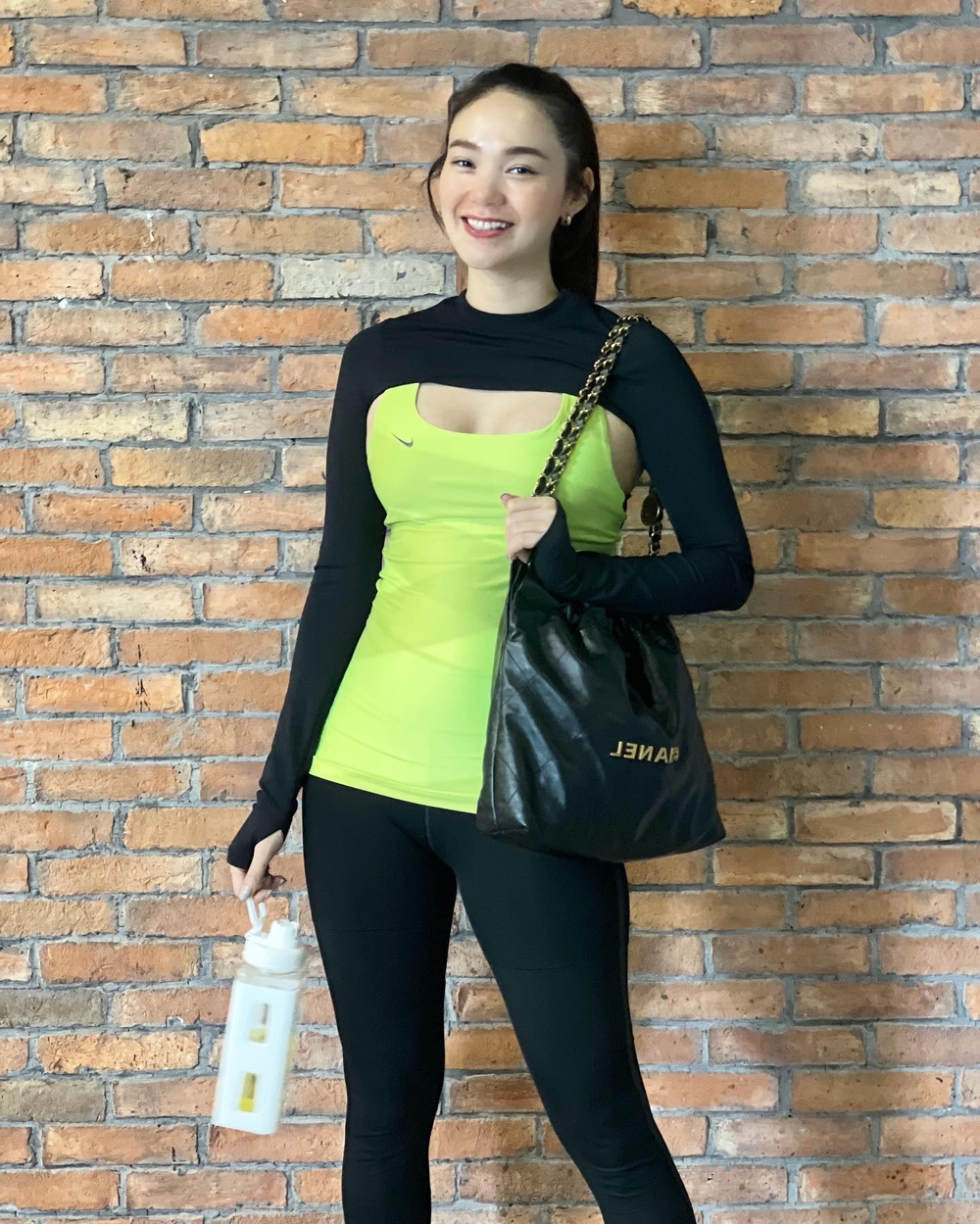 minh hang lan dau de lo tron voc dang sau thong bao mang thai con dau long dspl 0 minh hang lan dau de lo tron voc dang sau thong bao mang thai con dau long dspl 0