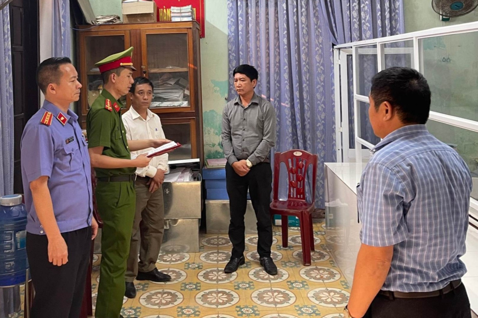 bat can bo tu phap phuong nhan hoi lo hon 100 trieu dspl bat can bo tu phap phuong nhan hoi lo hon 100 trieu dspl