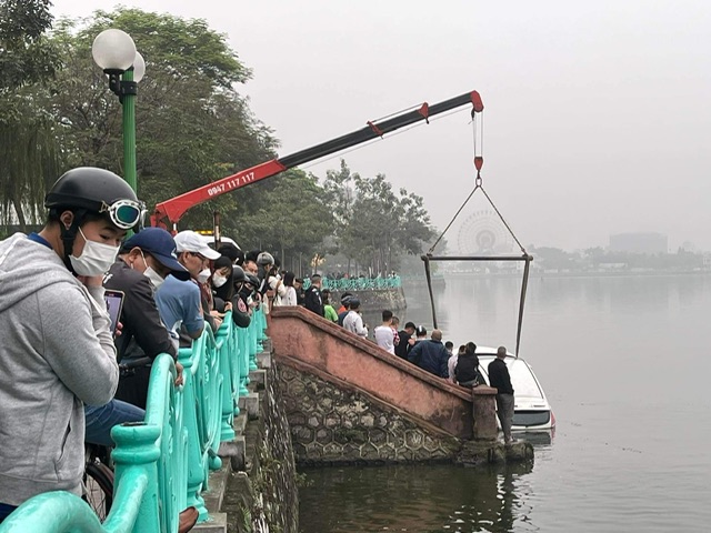 ha noi nham chan ga nguoi phu nu lao thang o to xuong ho tay 3 ha noi nham chan ga nguoi phu nu lao thang o to xuong ho tay 3