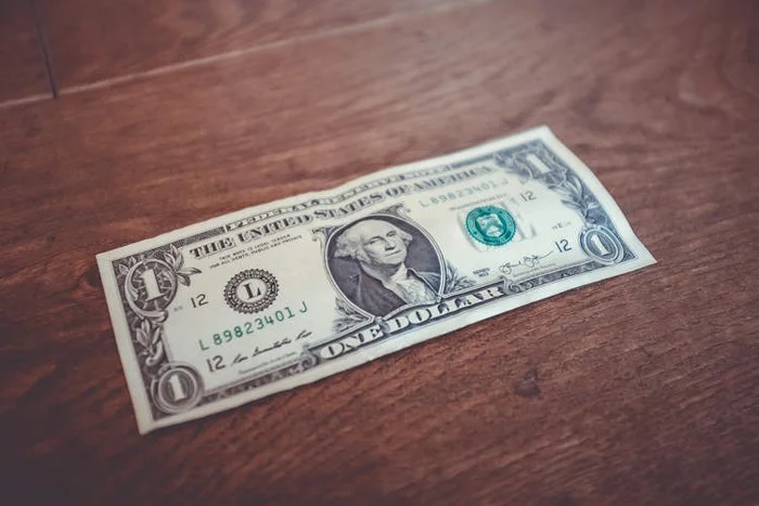 cu ong 65 tuoi xong vao ngan hang cuop 1 usd 8