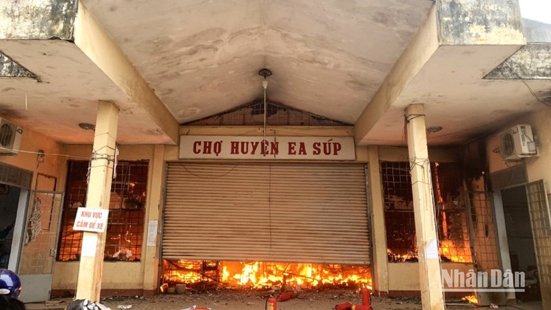 chay lon tai cho bien gioi huyen ea sup 00 chay lon tai cho bien gioi huyen ea sup 00