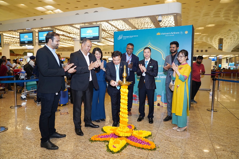 ong hoang tung tong lanh su viet nam tai mumbai cung dai dien lanh dao vietnam airlines va san bay chhatrapati shivaji maharaj thuc hien nghi le khai truong