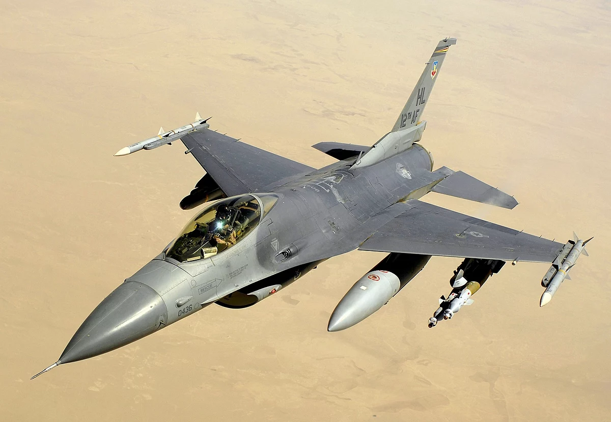 so sanh may bay chien dau f 16 cua my va su 35 so sanh may bay chien dau f 16 cua my va su 35
