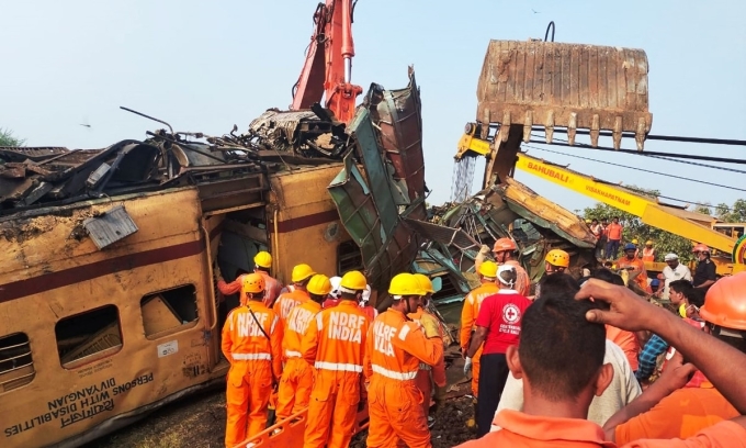 nguoi lai xem dien thoai doan tau gap nan lam nhieu nguoi chet o an do 18 dspl1