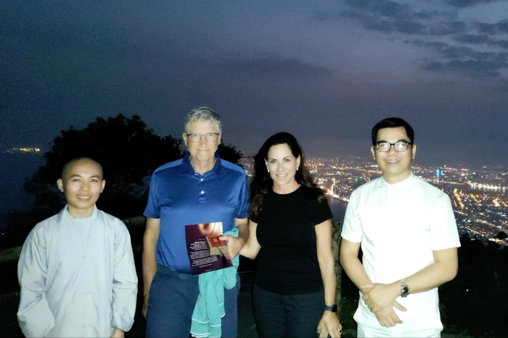 ty phu bill gates uong tra cung ban gai tren dinh ban co o da nang ty phu bill gates uong tra cung ban gai tren dinh ban co o da nang