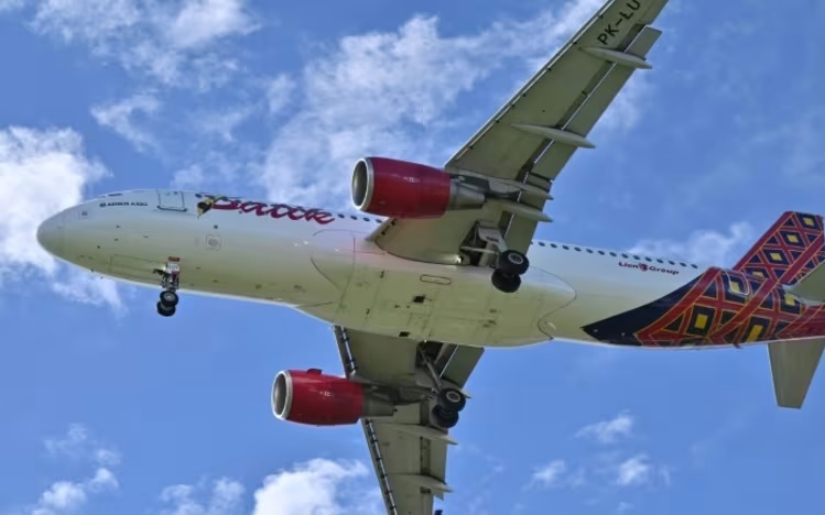 hai phi cong indonesia ngu quen 28 phut tren may bay cho 153 khach dspl