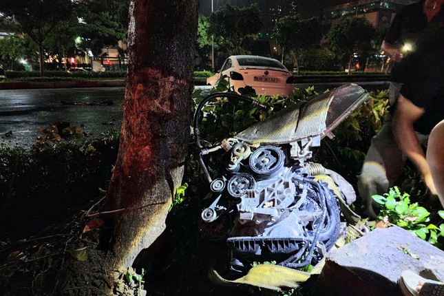 oto va cham voi dai phan cach doi nam nu nhap vien trong tinh trang da chan thuong