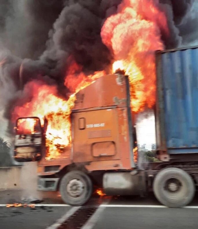 xe container chay du doi tren cao toc tp hcm long thanh dau giay xe container chay du doi tren cao toc tp hcm long thanh dau giay