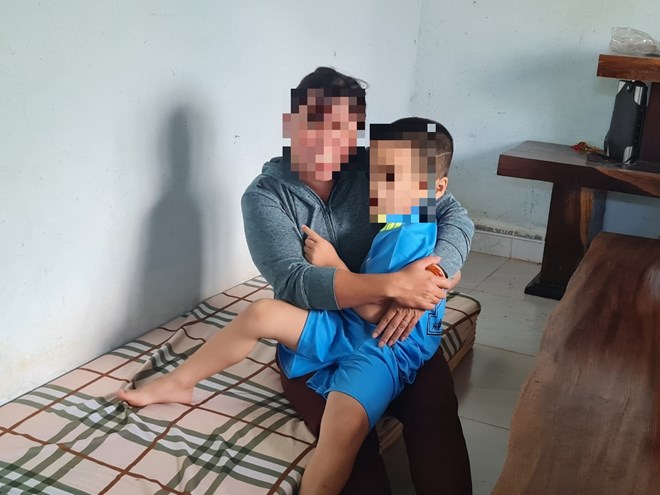 be trai 4 tuoi bi nguoi la mat bo roi tren duong xa thong bao nhung chua ai nhan