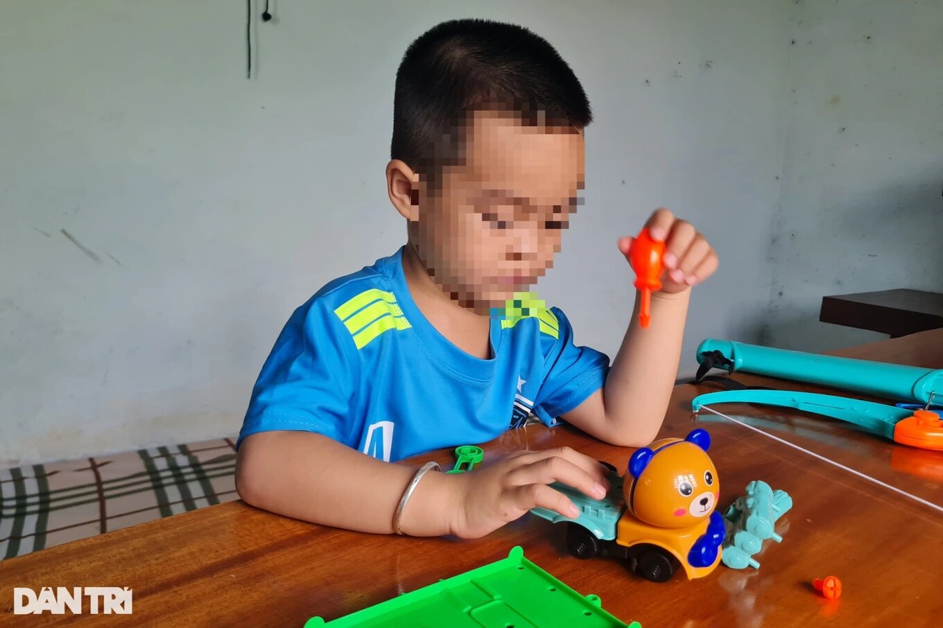 be trai 4 tuoi bi nguoi la mat bo roi tren duong xa thong bao nhung chua ai nhan