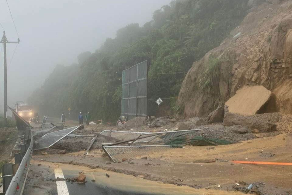 phong toa duong len deo hai van vi sat lo do mua lon